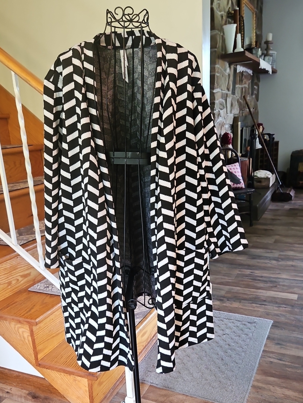 👚NY COLLECTION Black & White Chevron Open-Front Cardigan